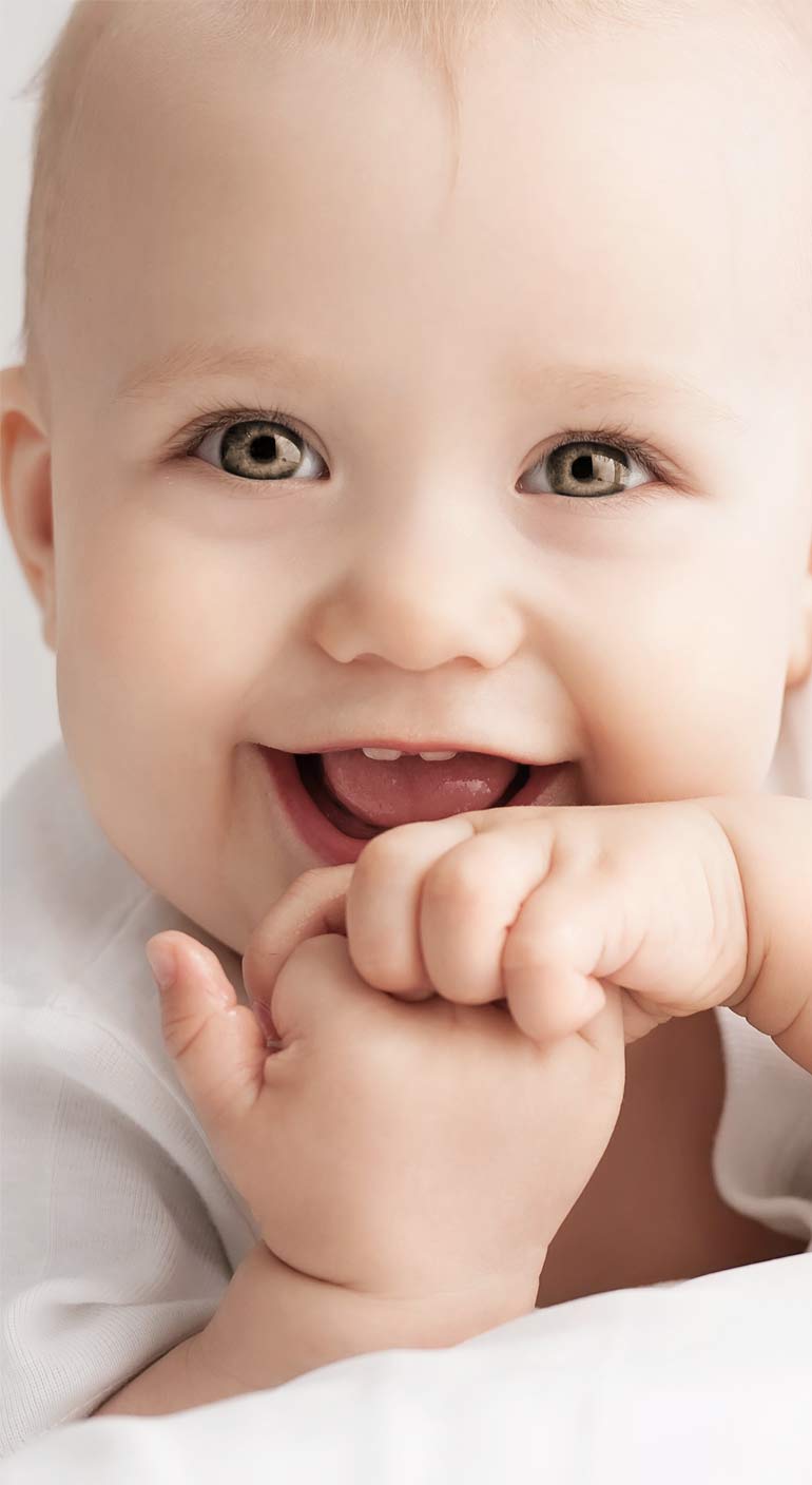 bebé sonrriendo con suaves aromas florales con body spa baby